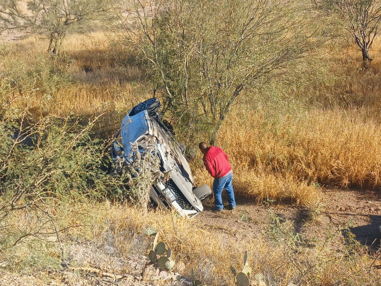 VEHÍCULO TERMINA EN PÉRDIDA TOTAL Y 1 MUJER ILESA TRAS VOLCADURA EN EL ACCESO NORTE DE DELICIAS