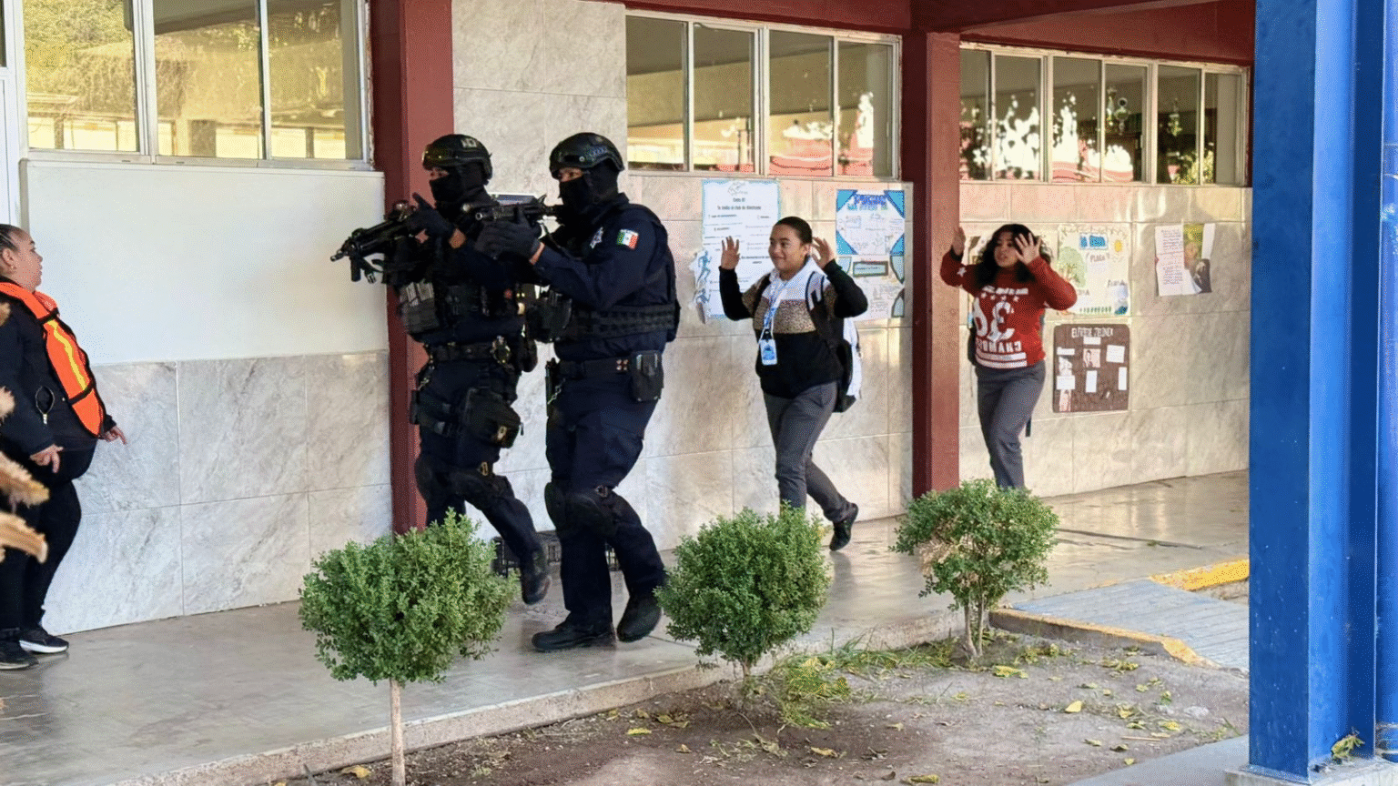 REALIZAN SIMULACRO DE BALACERA EN EL EXTERIOR DEL CETIS 87 EN DELICIAS