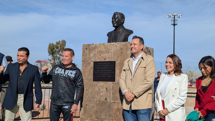 Develan busto de Julio César Chávez en el Luis H. Álvarez