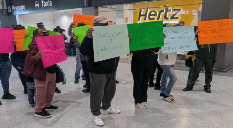 Llegó Marx Arriaga a Ciudad Juárez; lo reciben con protesta por libros