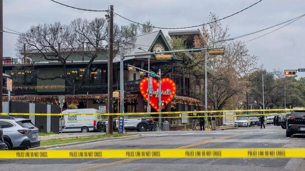 Deja 2 muertos y 14 heridos tiroteo afuera de bar en Austin