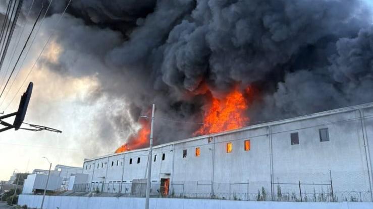 Consume mega incendio maquiladora en Juárez