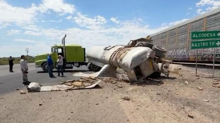 Destroza tren a pipa lechera en Delicias