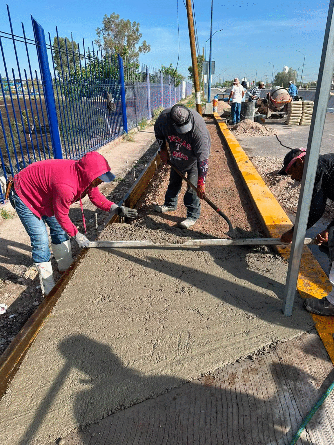 Gobierno de Meoqui construye banquetas perimetrales en el CBTA 147 para mejorar la seguridad de estudiantes