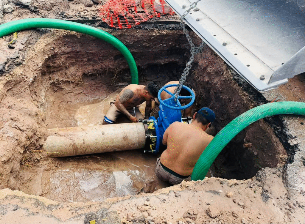 Continúan trabajos para reparar fuga de gran magnitud; servicio de agua se restablecerá durante la tarde