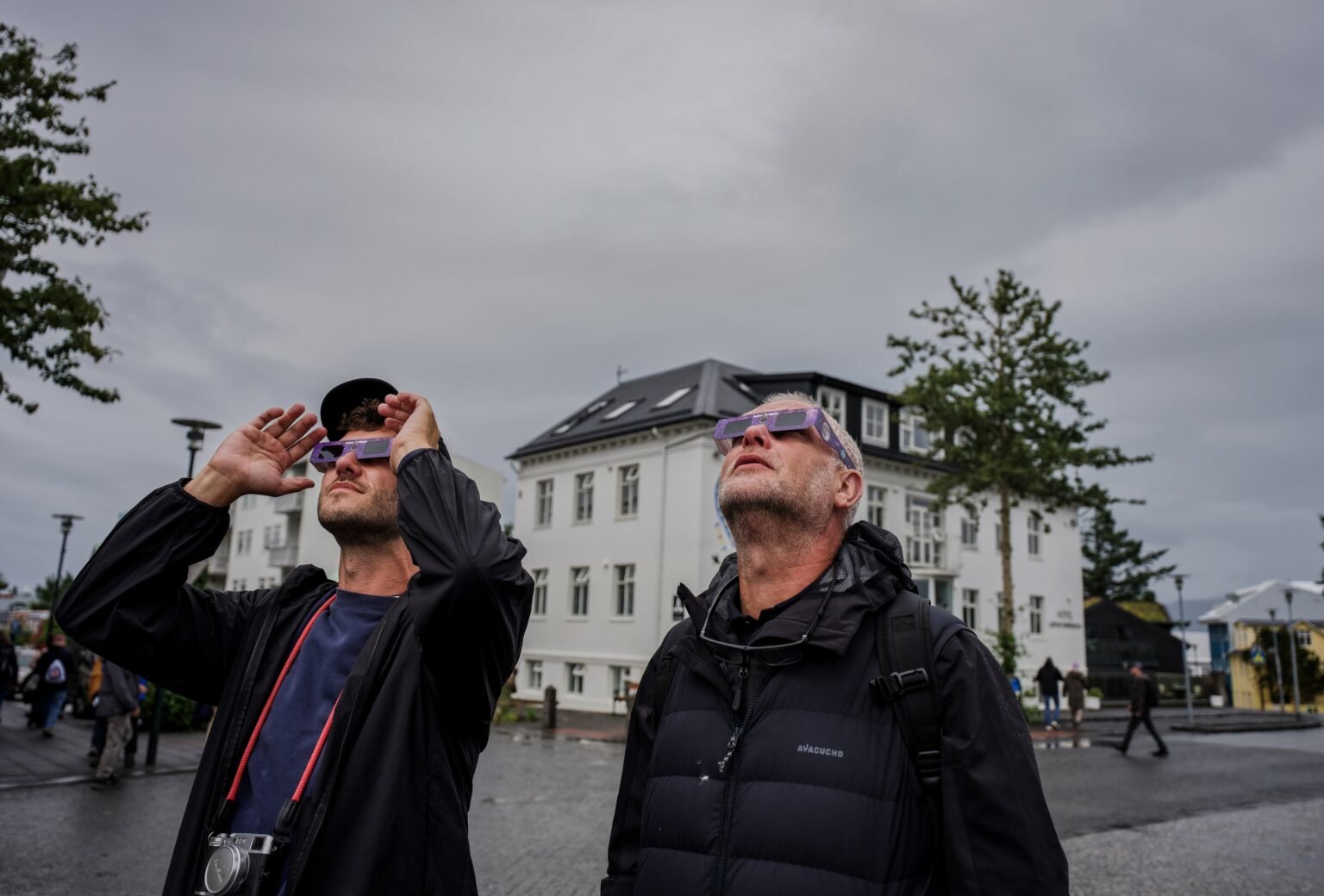 Eclipse solar en España, en directo | La Luna comienza a tapar el Sol sobre España