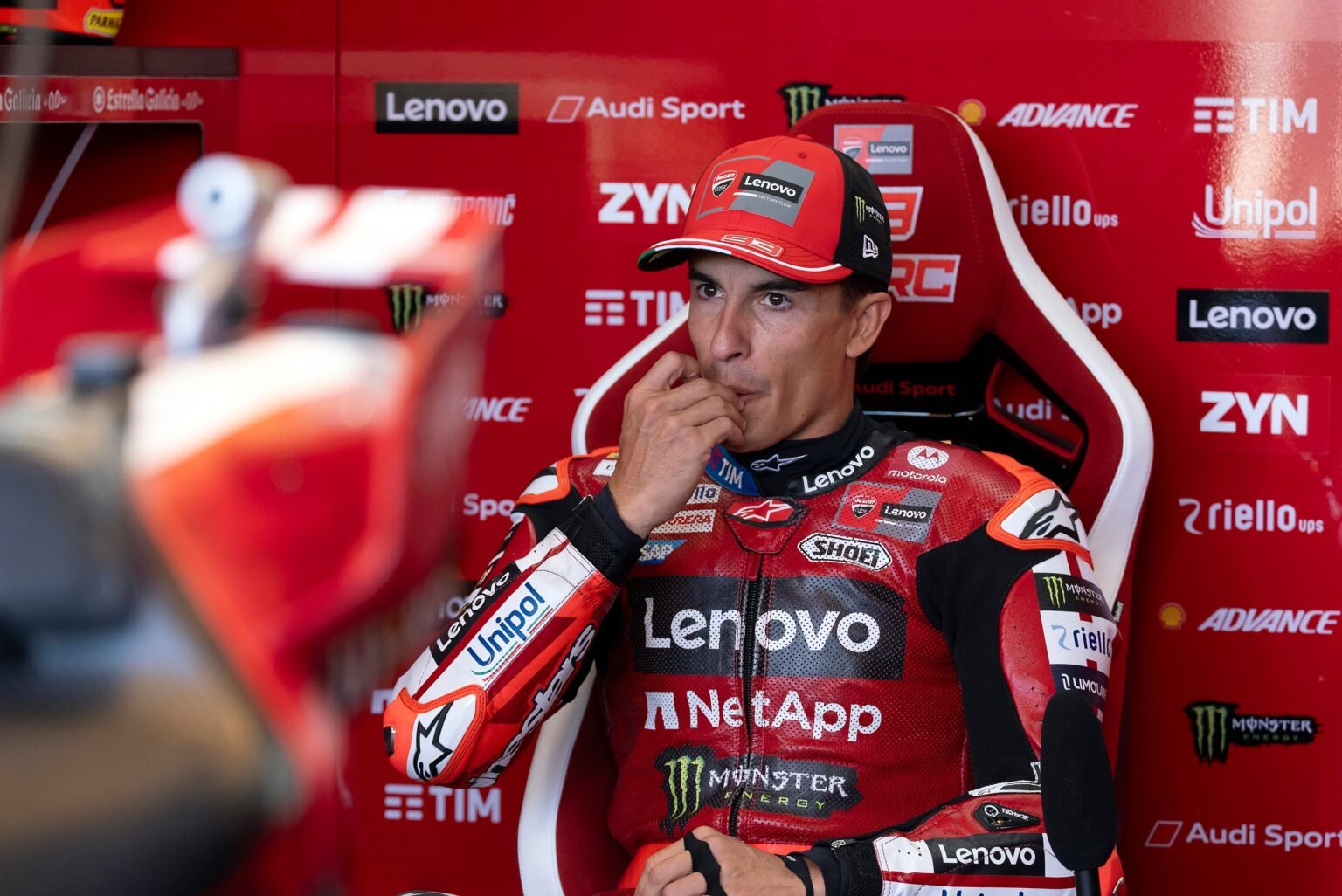 El enigma físico de Marc Márquez, el piloto que tiene prohibido dormir del lado derecho y que lucha por otro Mundial con un brazo y medio