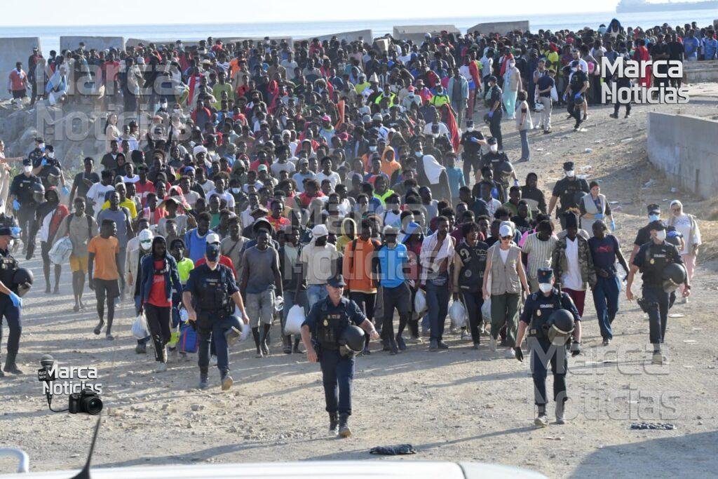 Última hora de la entrada de inmigrantes a Ceuta, en directo | Empieza el desalojo de migrantes de la playa de El Trampolín y su traslado a dos espacios habilitados