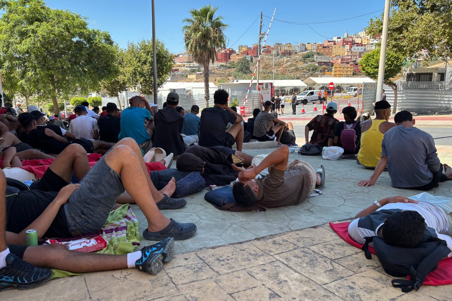 Los migrantes de Ceuta aceptan los espacios de acogida, pero aún recelan de que sean una trampa