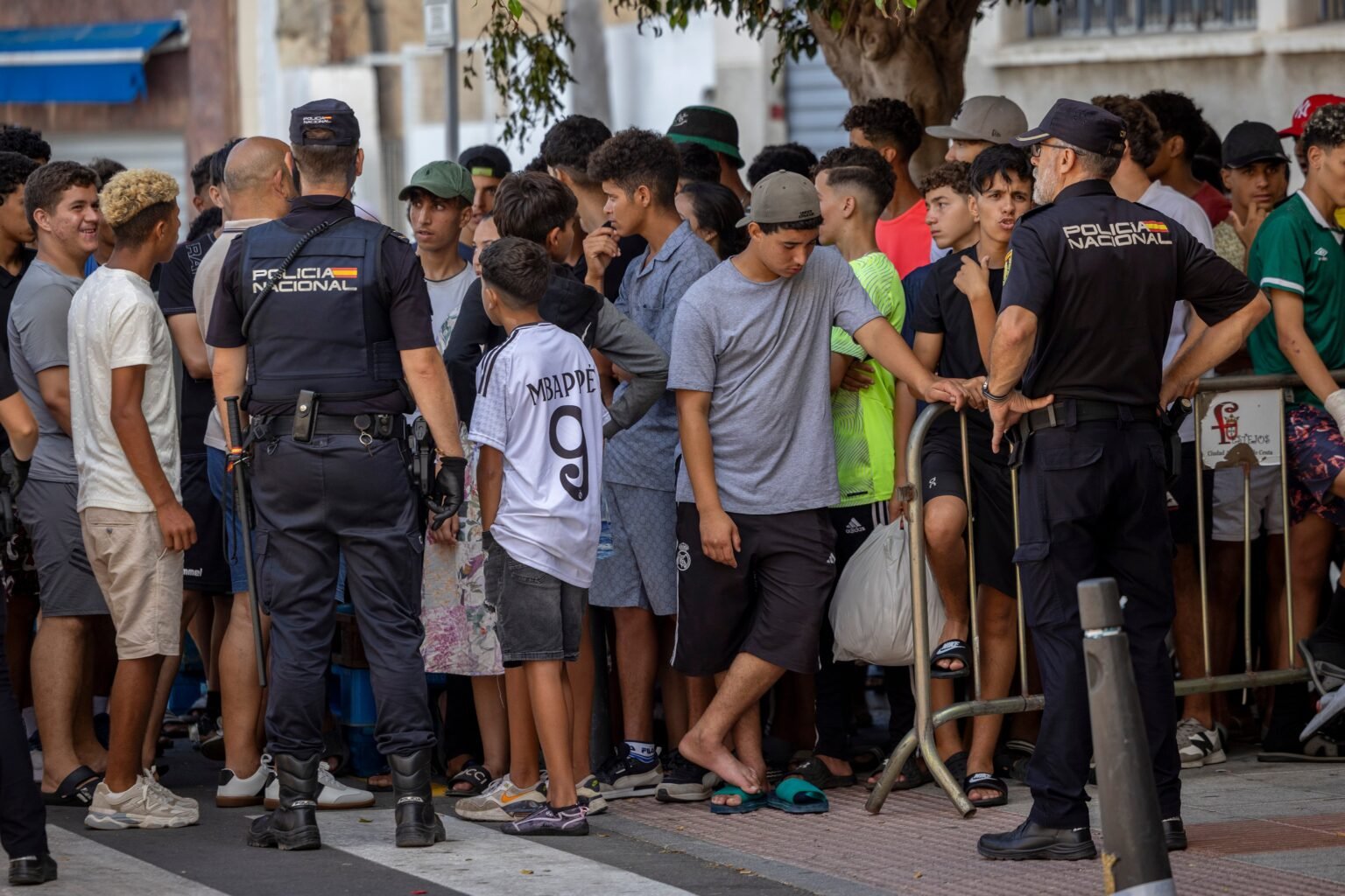 Última hora de la entrada de inmigrantes a Ceuta, en directo | El PP acusa a Junts de “aprovecharse” de la crisis en Ceuta para “sacar ventaja”