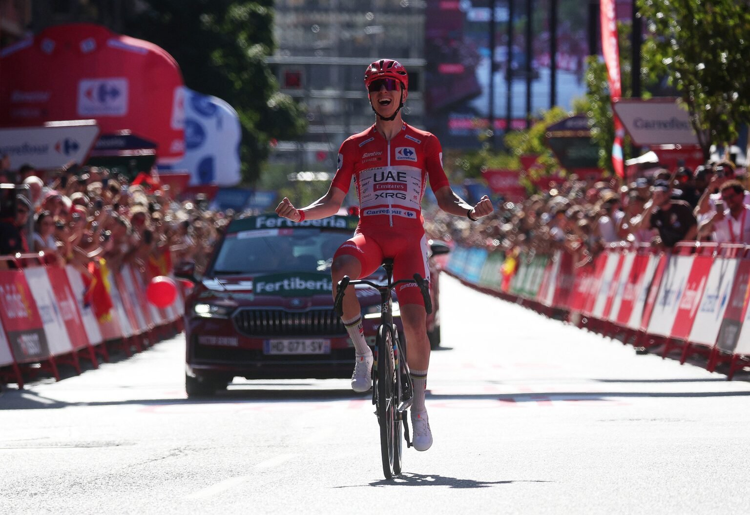 Pogacar vuelve a vestirse de superhéroe en la Vuelta a España