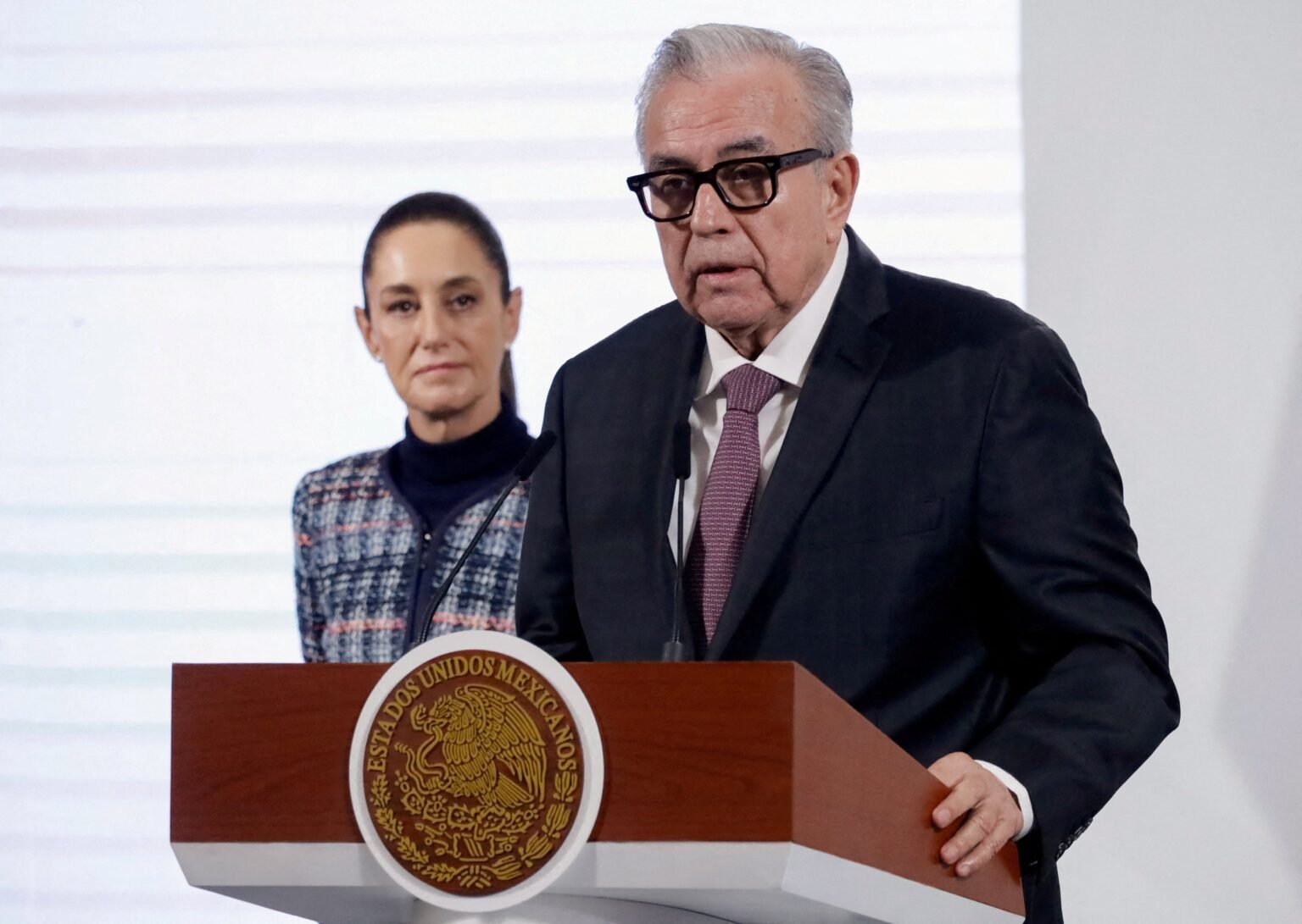 Sheinbaum arremete contra Rocha: “El poder sin principios se vuelve arrogancia”