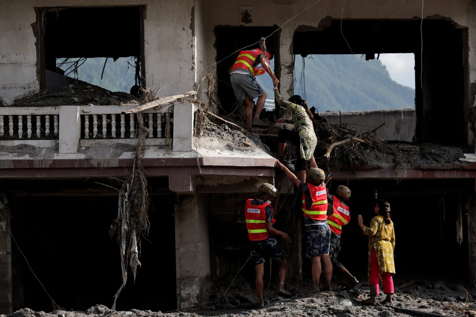 El riesgo de una segunda riada amenaza Nepal y Tíbet, tras una catástrofe que deja ya al menos 472 muertos