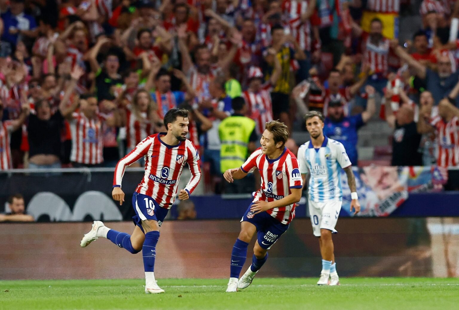 La clase de Kang-in Lee y Baena rompe a un buen Málaga y da el primer triunfo al Atlético