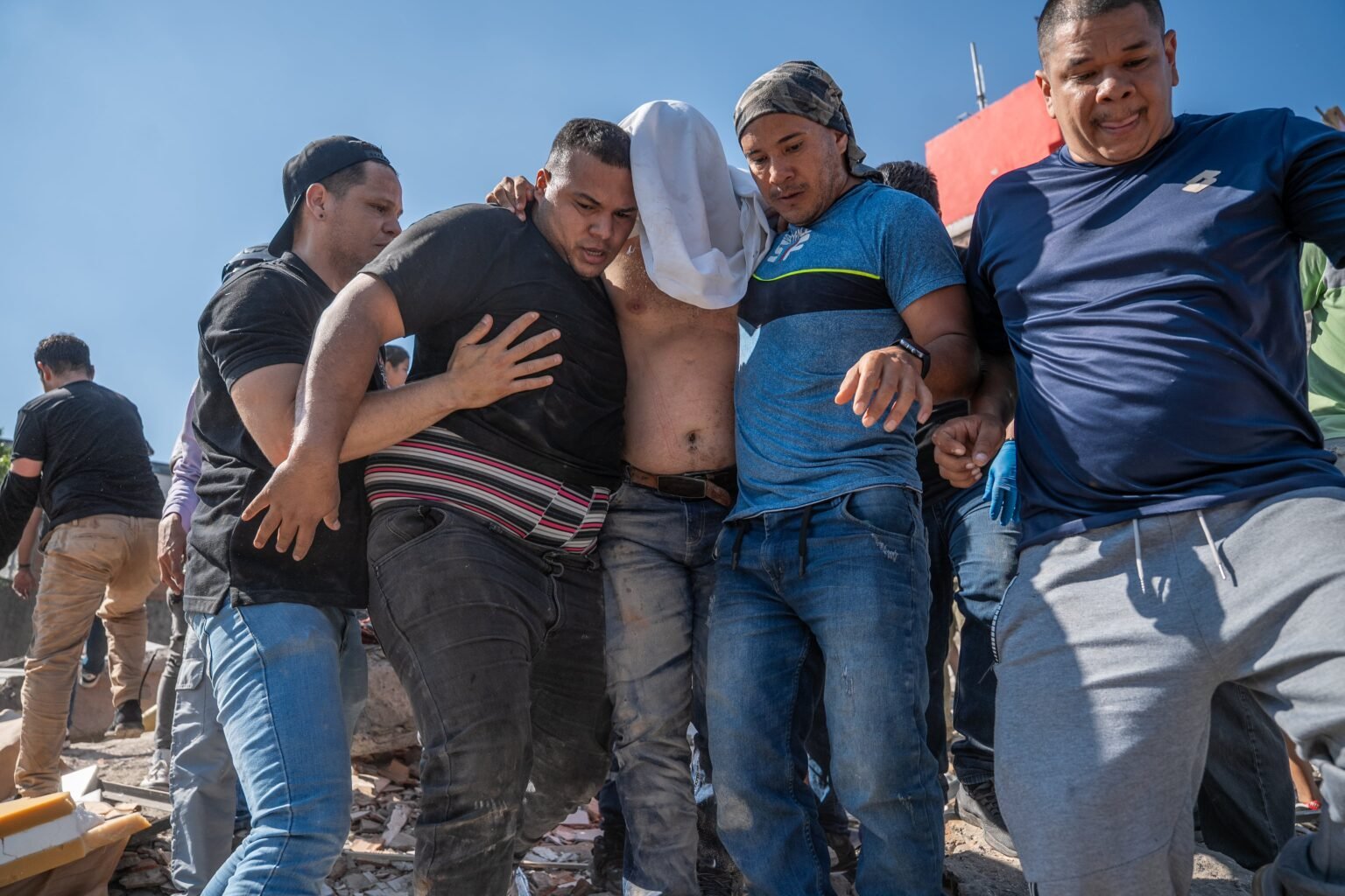 Al menos 22 muertos tras un sismo de 7,4 en Colombia