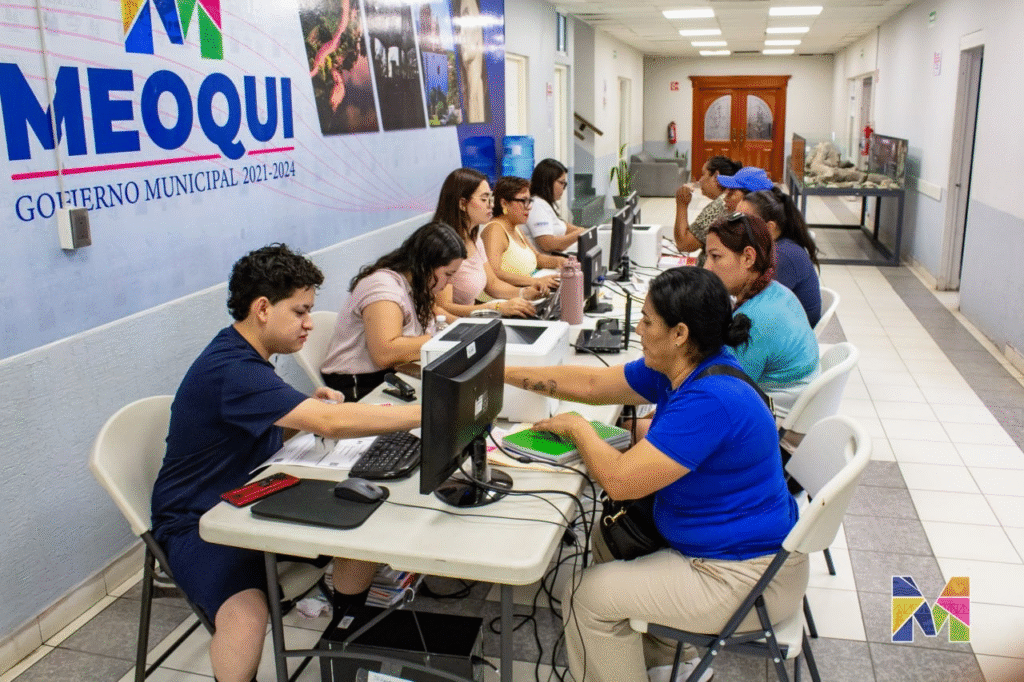 Continúa en Presidencia Municipal de Meoqui entrega de vales de uniformes y zapatos escolares