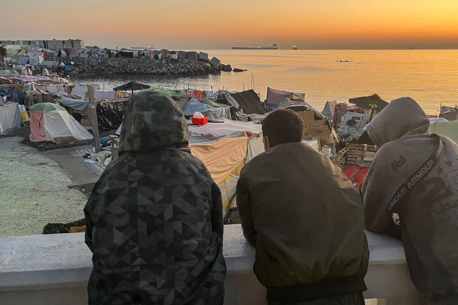 La Audiencia Nacional frena el campamento para migrantes del puerto de Ceuta tras la denuncia de un sindicato policial