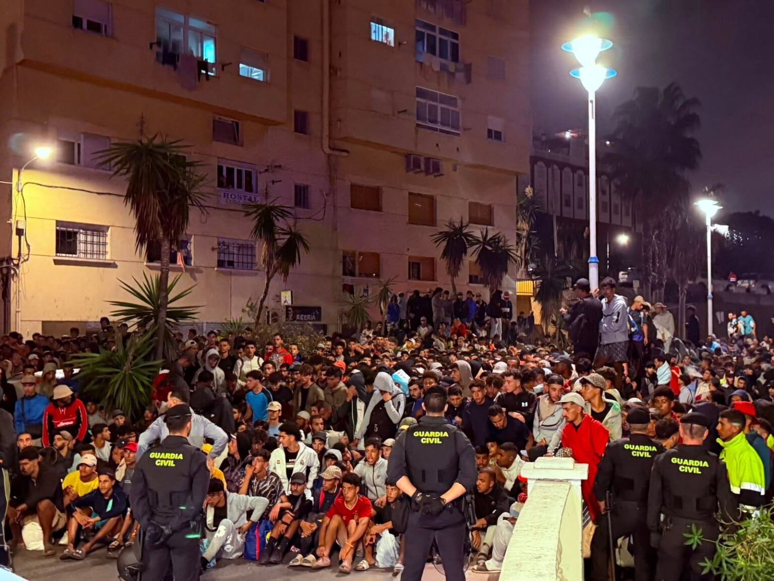 Crisis en Ceuta y actualidad política, en directo | Empieza el traslado de migrantes desde las playas al puerto de Ceuta