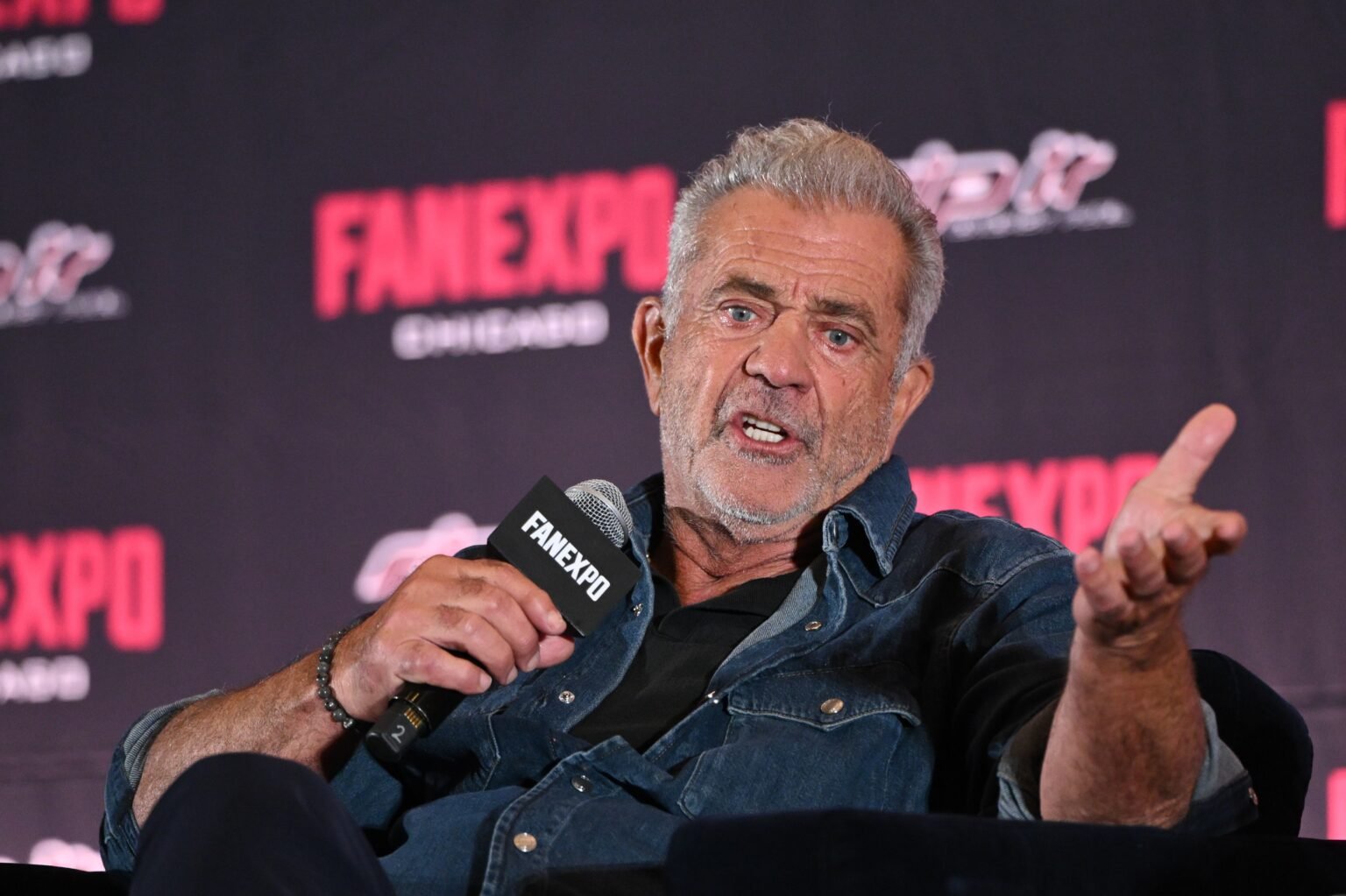 Mel Gibson se disculpa por burlarse de una intérprete de lengua de signos: “No hubo ninguna mala intención”