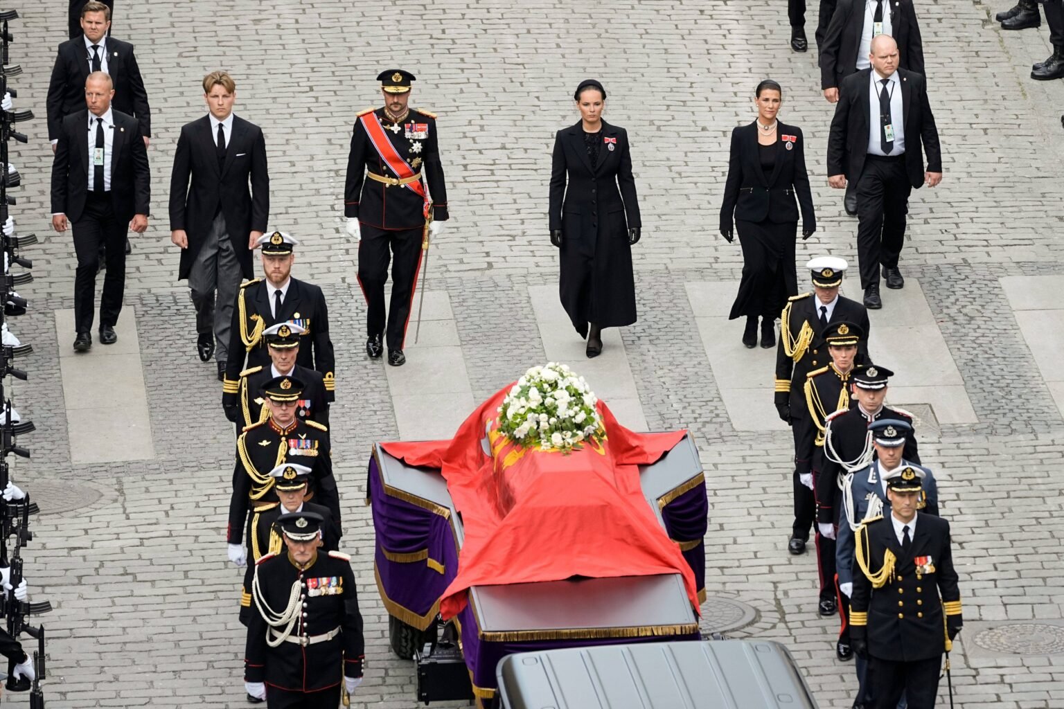 Harald V de Noruega es enterrado en una sobria y solemne despedida
