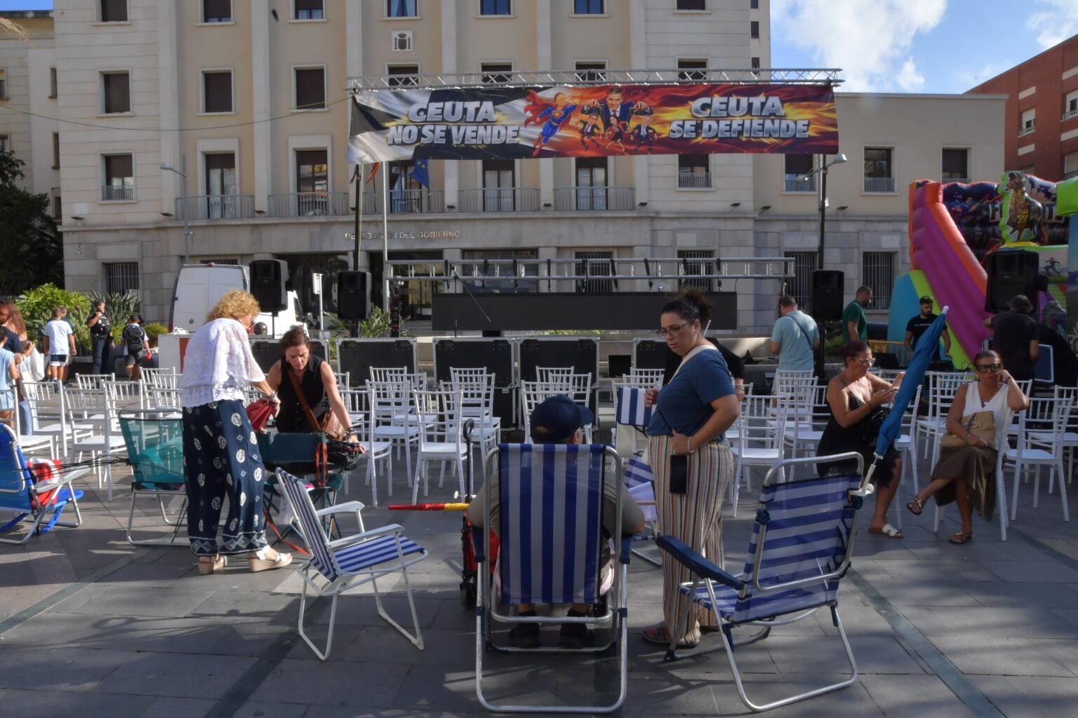 Empresarios de Ceuta instalan una pantalla gigante y ofrecen descuentos en consumiciones para ver una entrevista de Vivas en El Hormiguero