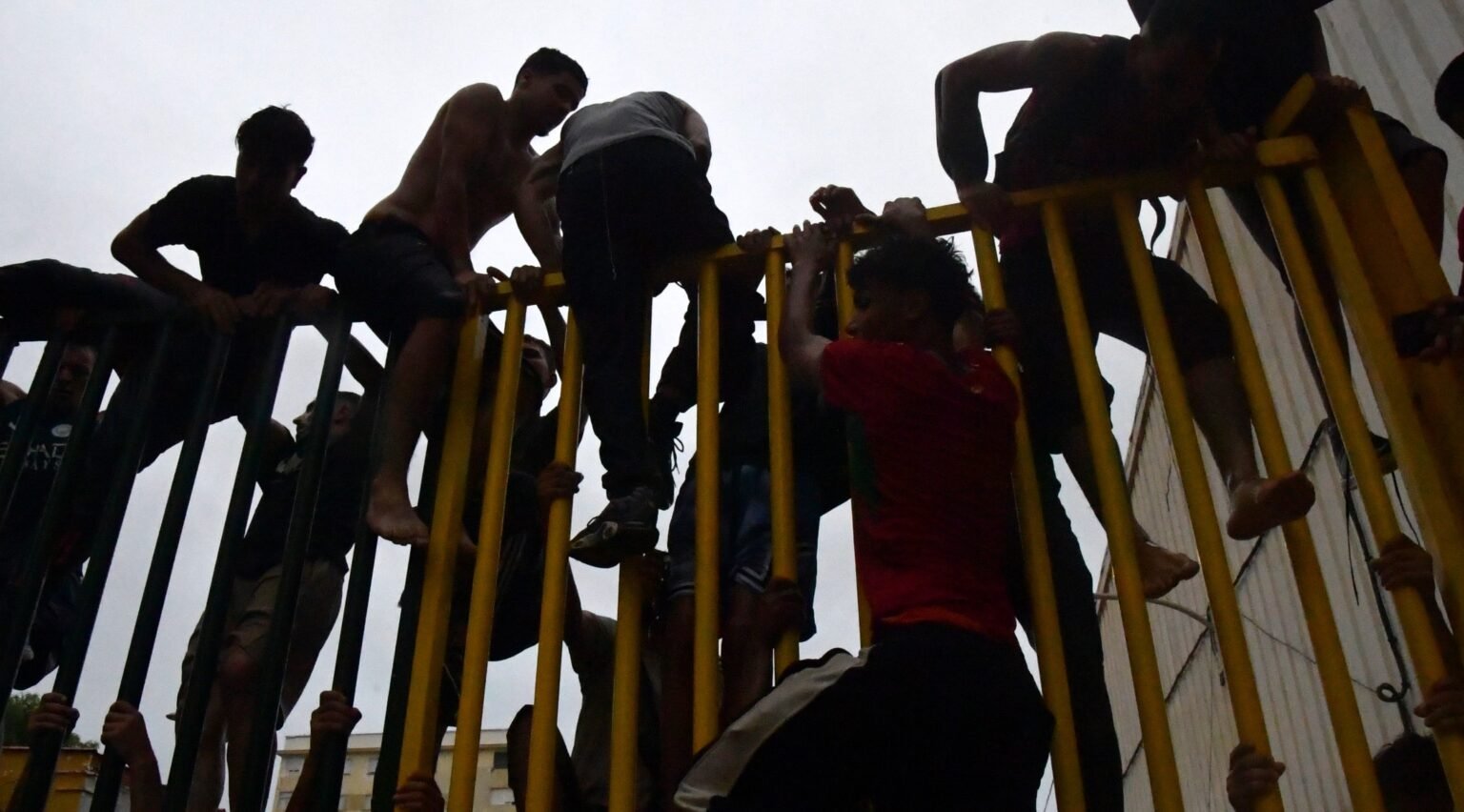 Las fuerzas de seguridad de Marruecos blindan la frontera con Ceuta en vísperas de las elecciones