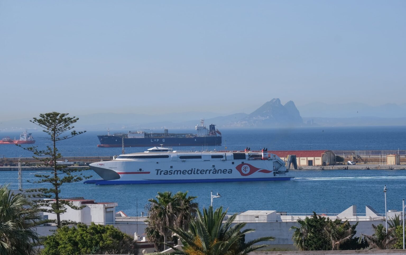 El Gobierno toma el control del puerto de Ceuta para ubicar a más de 1.000 inmigrantes ante una nueva resistencia de Vivas