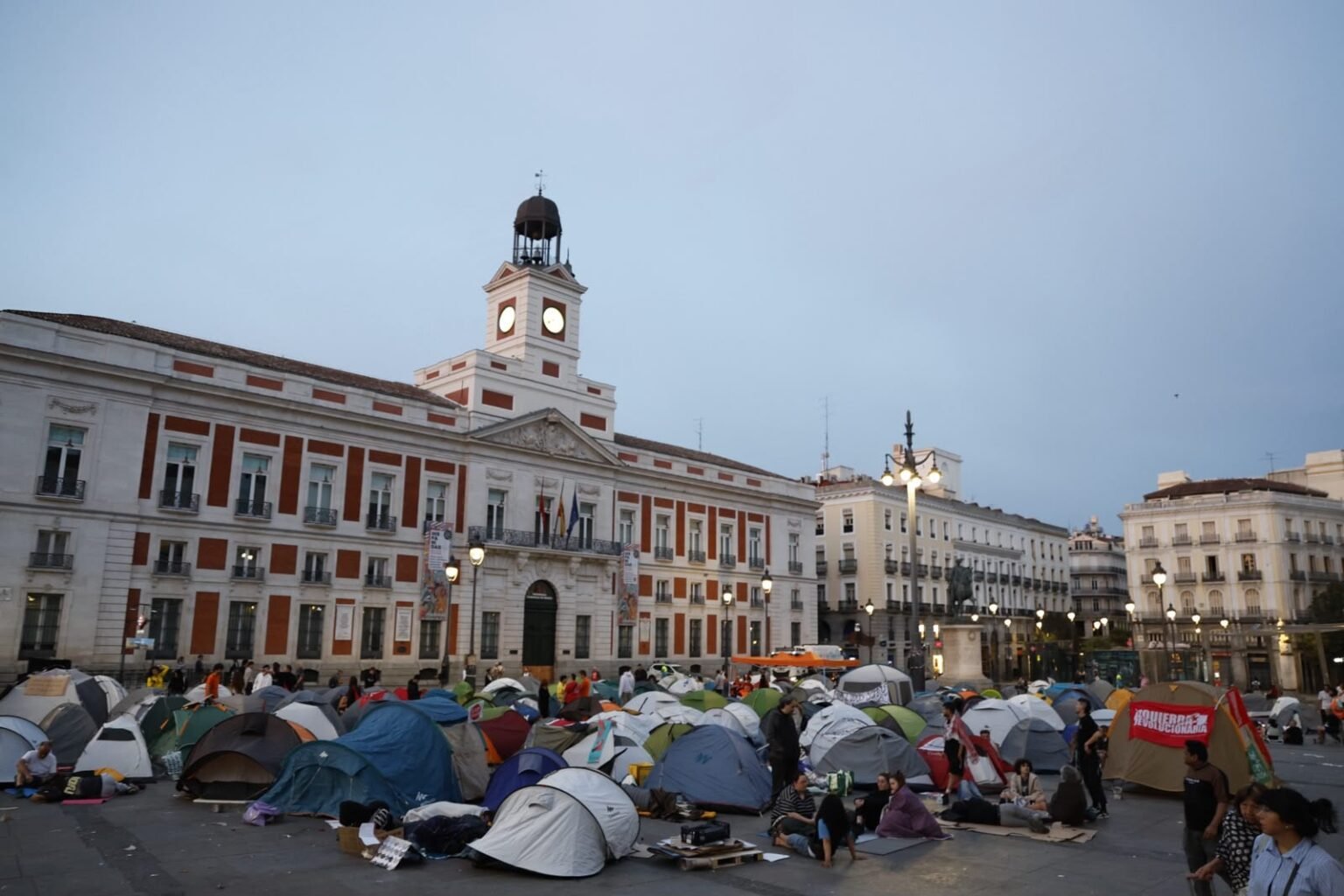 Acampada en Sol contra los desahucios, en directo | Primera noche sin incidentes en la acampada por el derecho a la vivienda