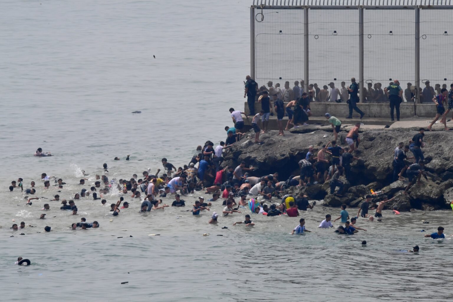 El CNI avisó a Marruecos, Delegación del Gobierno y Guardia Civil de convocatorias masivas “para asalto por valla y mar” en Ceuta