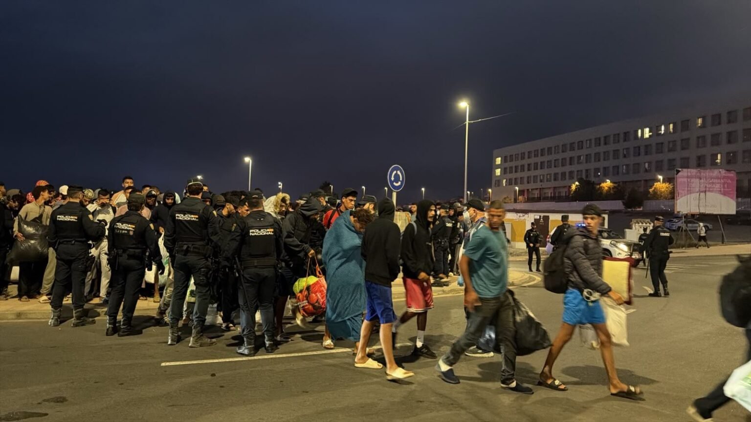 Última hora de la entrada de inmigrantes a Ceuta, en directo | La policía traslada a cientos de migrantes a una nueva instalación en Ceuta