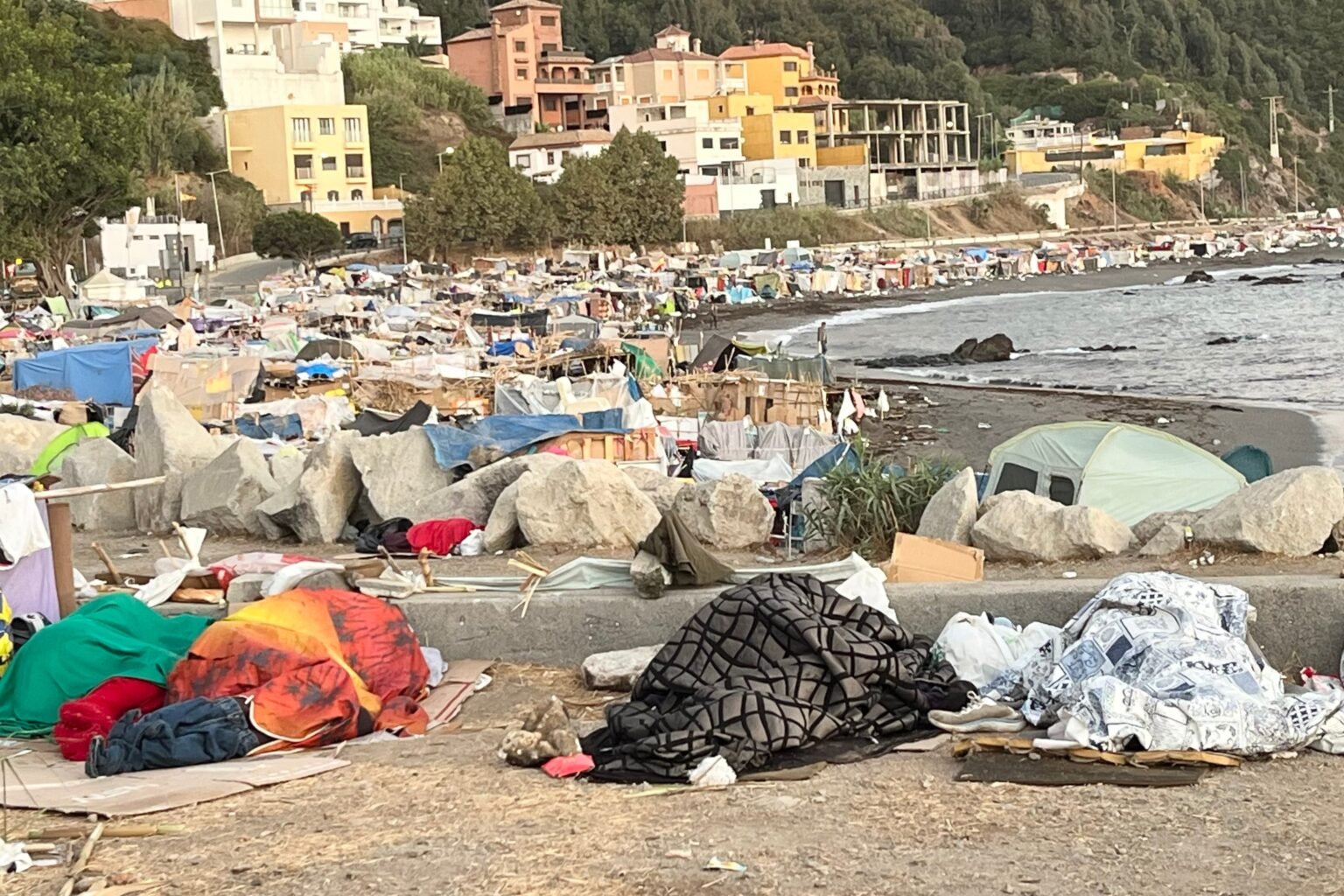 Última hora de la entrada de inmigrantes a Ceuta, en directo | Los migrantes vuelven al campamento del Tarajal tras un fuego que quemó 42 chabolas