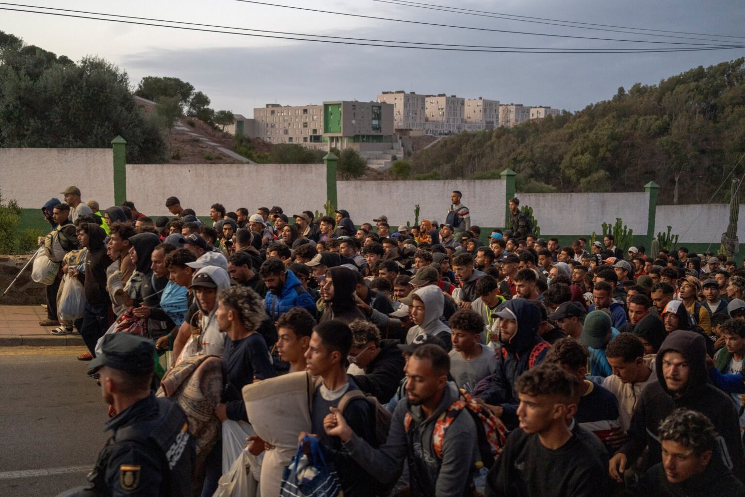 La policía traslada a más de 800 migrantes a una nueva instalación: “¿Nos llevan a Marruecos?”