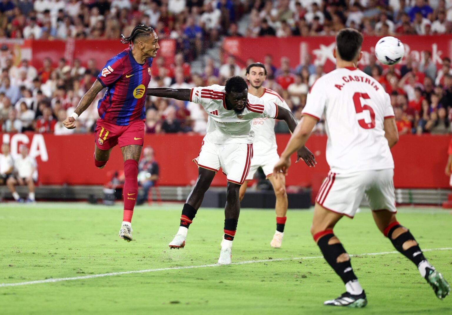 El Barça de Raphinha revienta a un enérgico Sevilla