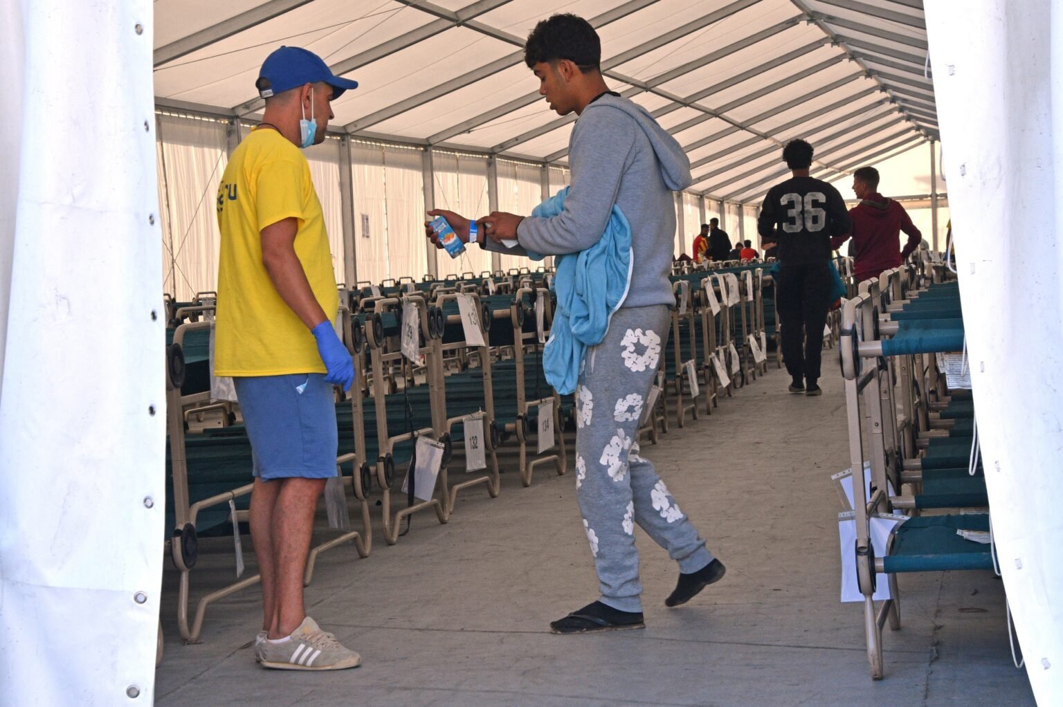 Caos y disparos al aire: la operación de realojo termina con miles de inmigrantes de vuelta a las playas