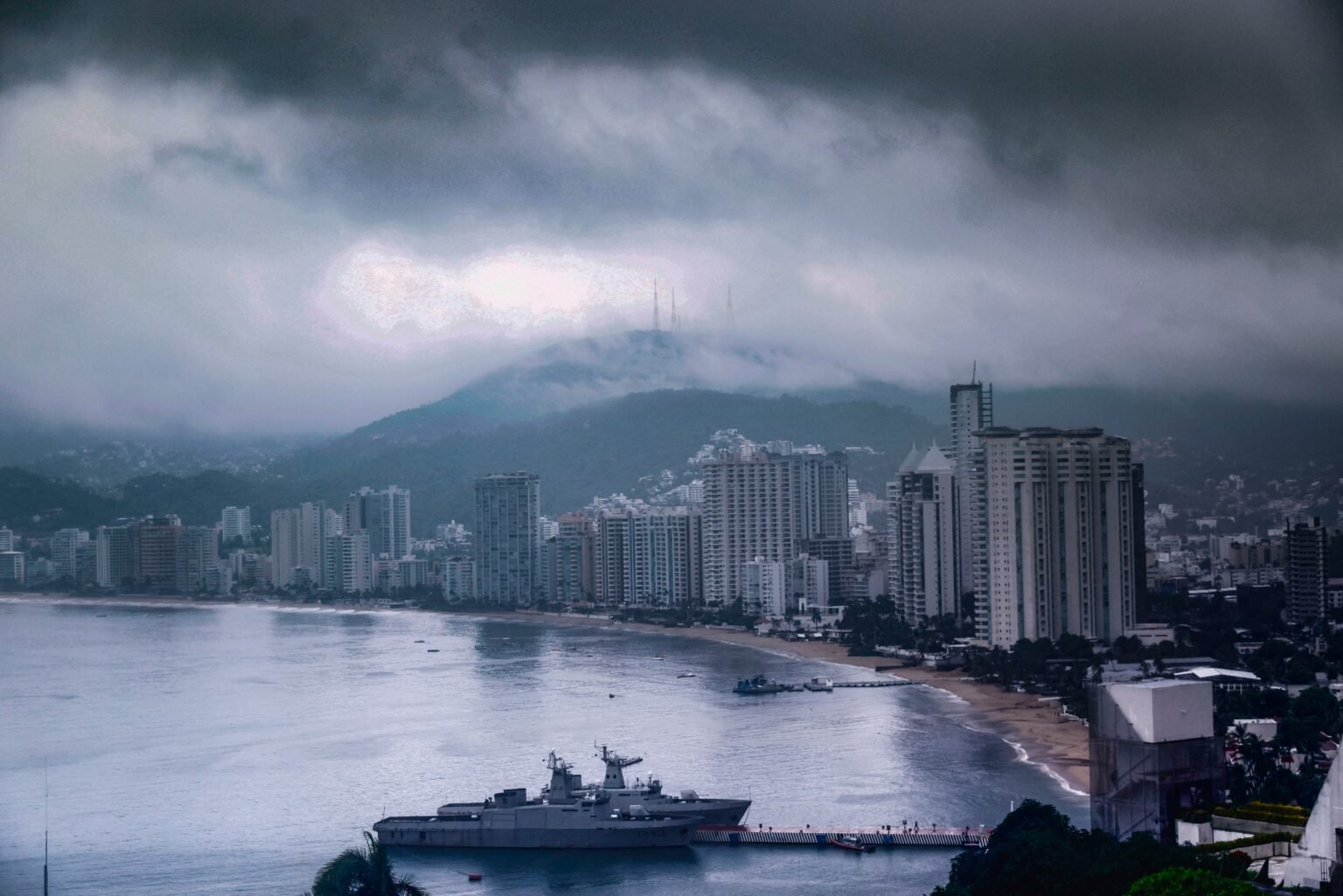 Acapulco se encierra ante el temor por ‘Polo’: “Tres días sin saber qué va a pasar”