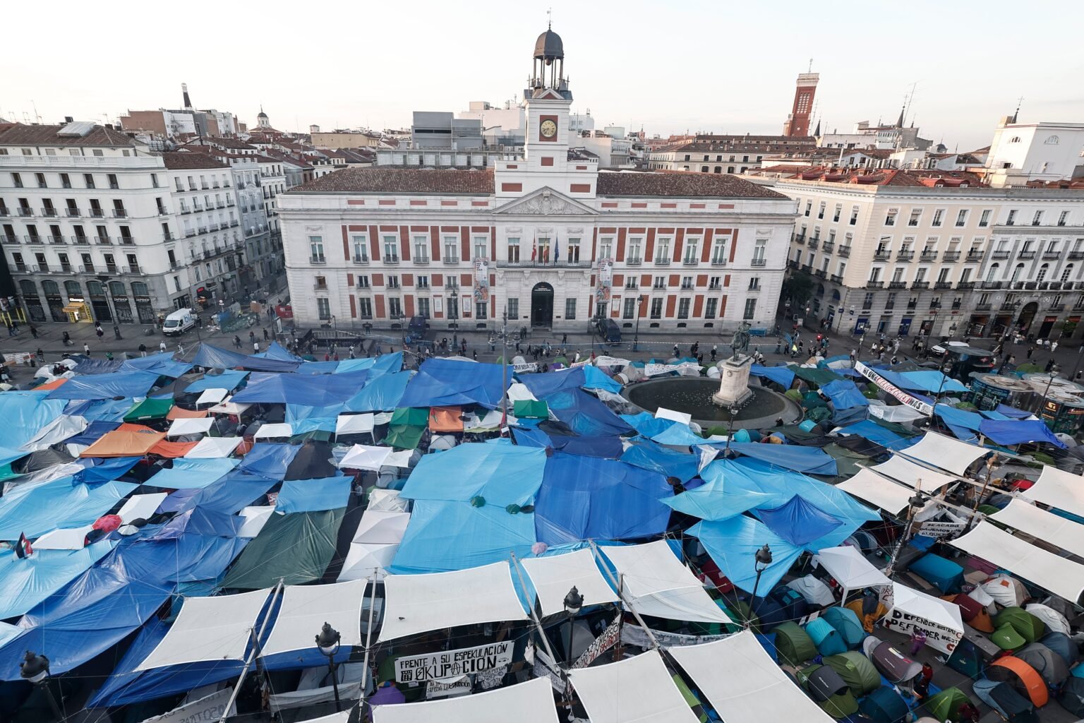 Acampada en Sol por la vivienda, en directo | El PSOE y Sumar alcanzan un acuerdo para aprobar el decreto de vivienda