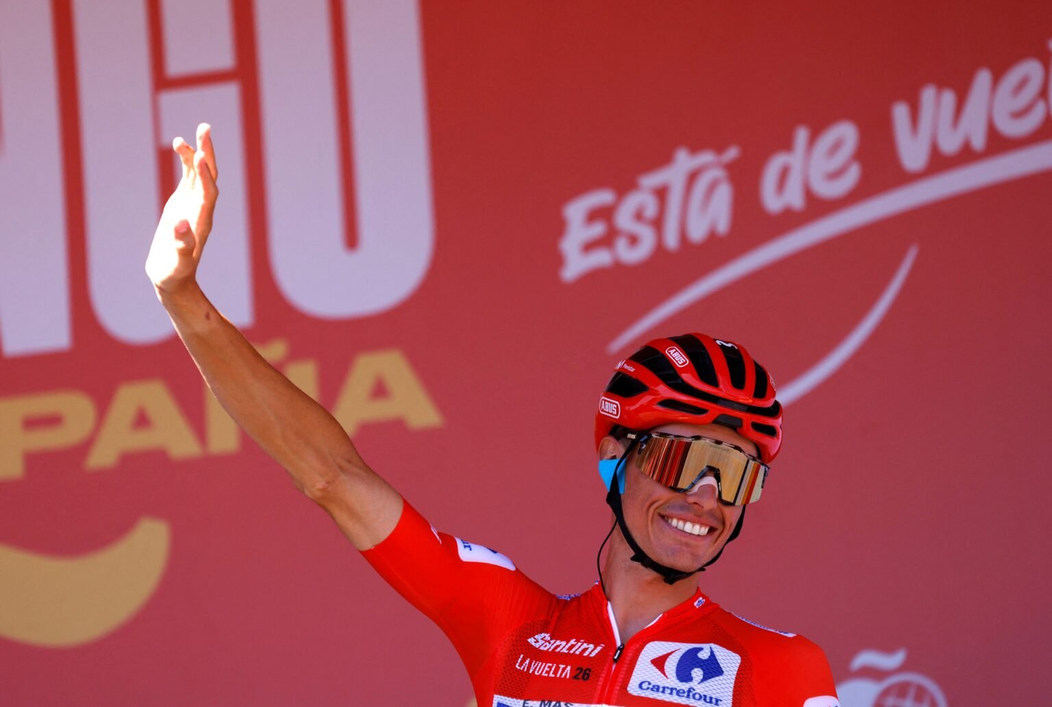Enric Mas mantiene a raya a Roglic y acaricia la Vuelta a España en una etapa que gana Mikel Landa