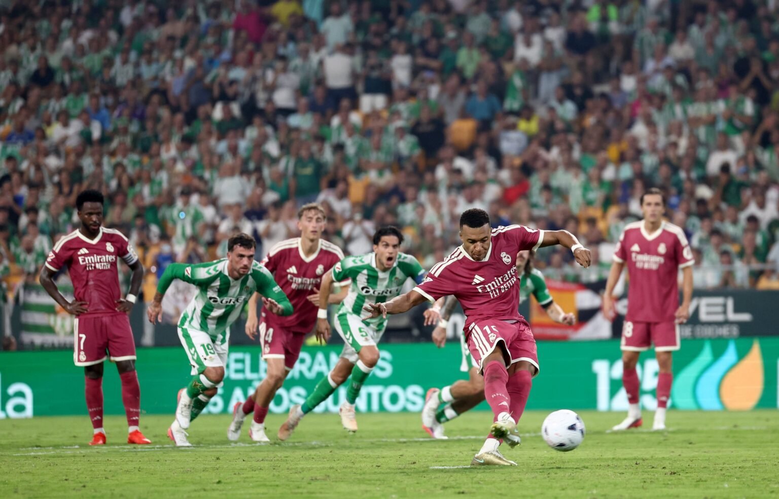 El Betis frena al Madrid feliz de Mourinho