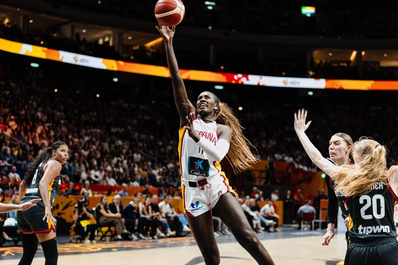 España da un golpe sobre la mesa: arrolla a la anfitriona Alemania por 83-53 en el debut en el Mundial femenino de baloncesto