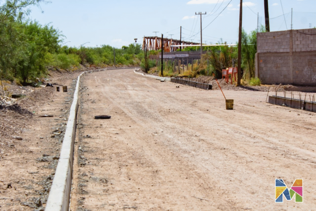 Avanza rehabilitación de la calle Ferrocarril para mejorar la movilidad en Meoqui