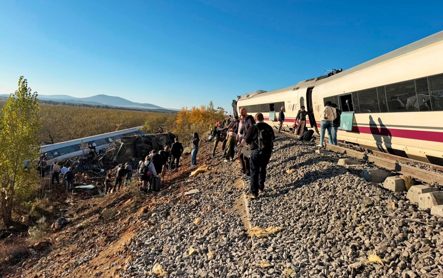 Decenas de heridos tras un choque entre un AVE de Renfe y un tren de Iryo a la altura de Los Yébenes, en Toledo
