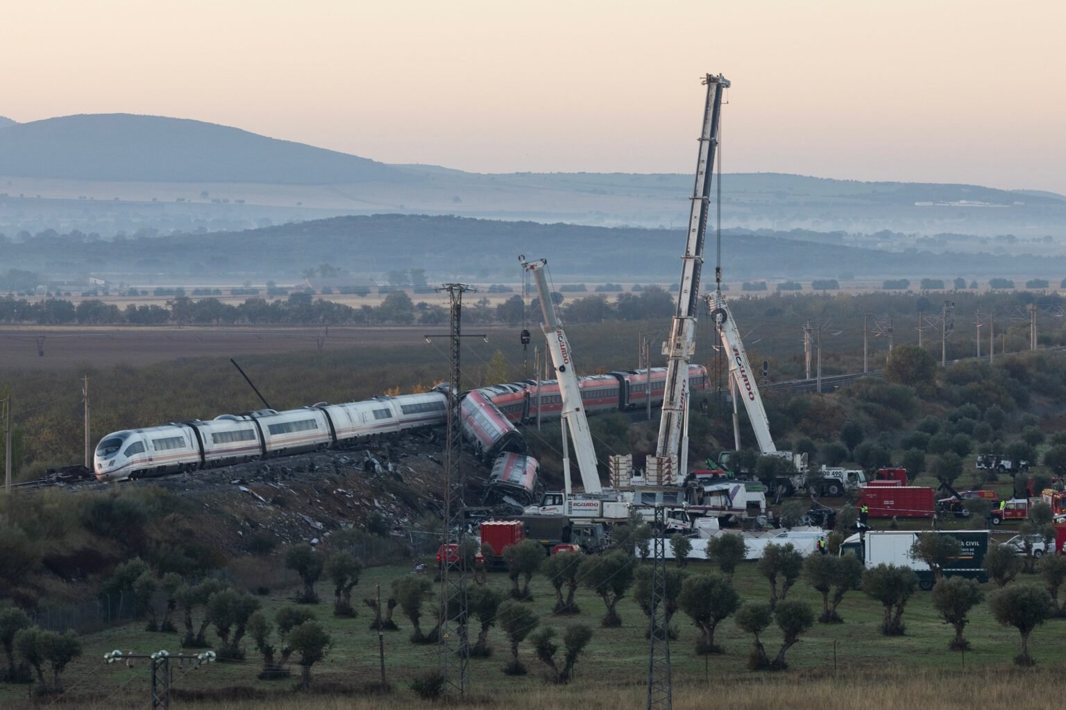 Accidente de trenes en Toledo: última hora y reacciones en directo | Asciende a 69 el número de fallecidos en el accidente ferroviario de Urda