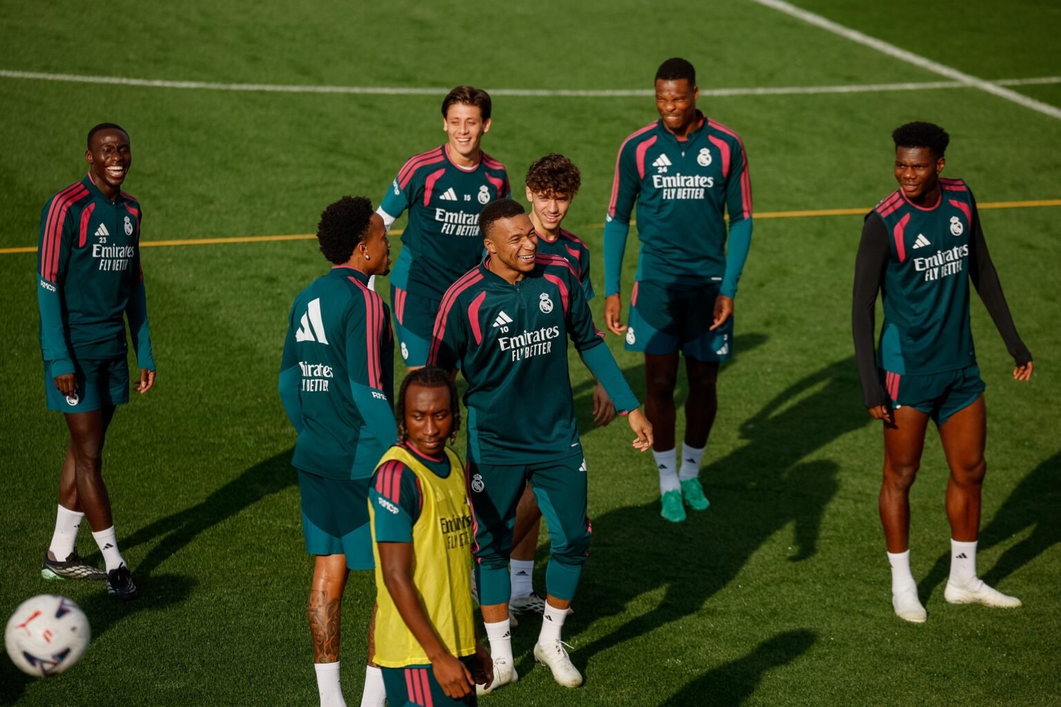 Real Madrid – Sevilla en directo | Endrick estrena titularidad, Valverde ocupa el lateral y Güler vuelve al once