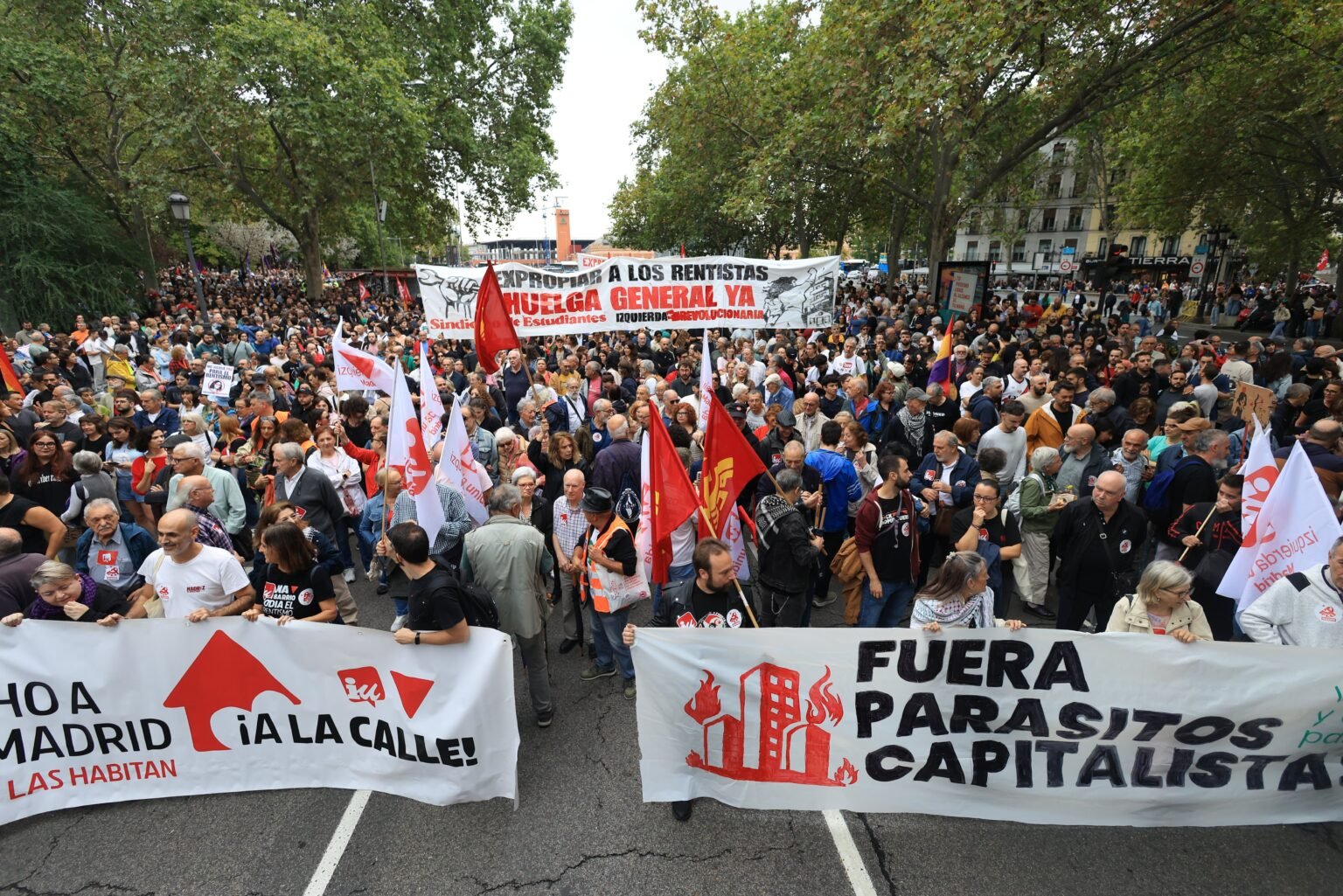 Reacciones a los decretos de vivienda y las acampadas en directo | Arrancan las movilizaciones por la vivienda con protestas en toda España: “Hay mucha rabia en la calle”