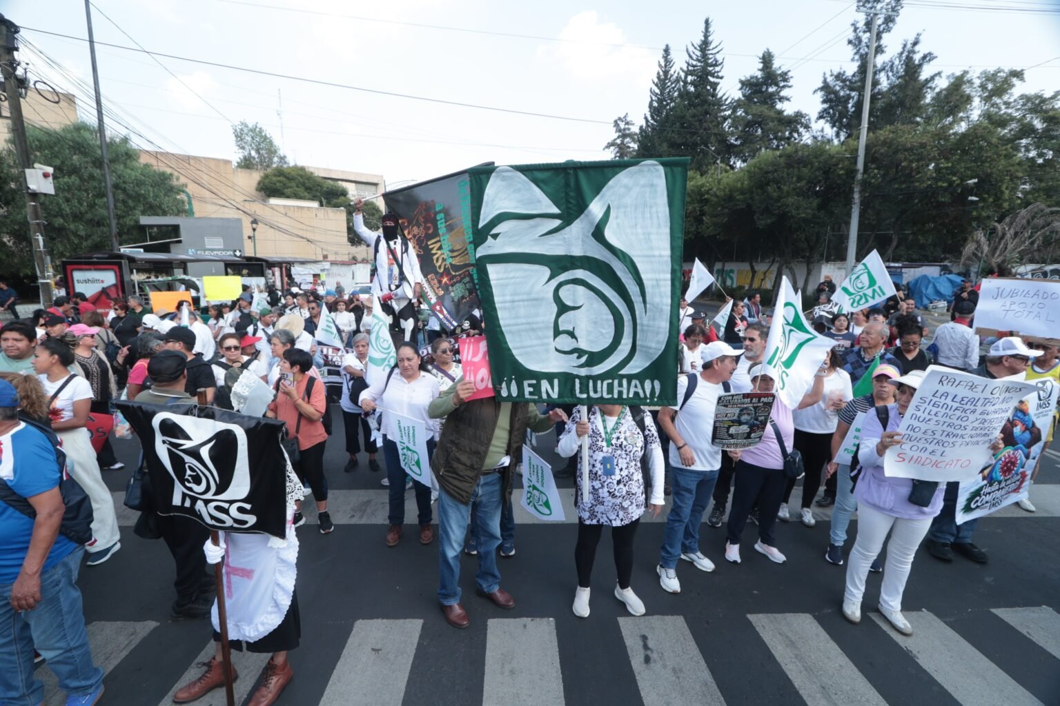 La dispersión pasa factura a los trabajadores del IMSS, que marchan por tercera vez por un alza salarial y contra la dirigencia sindical