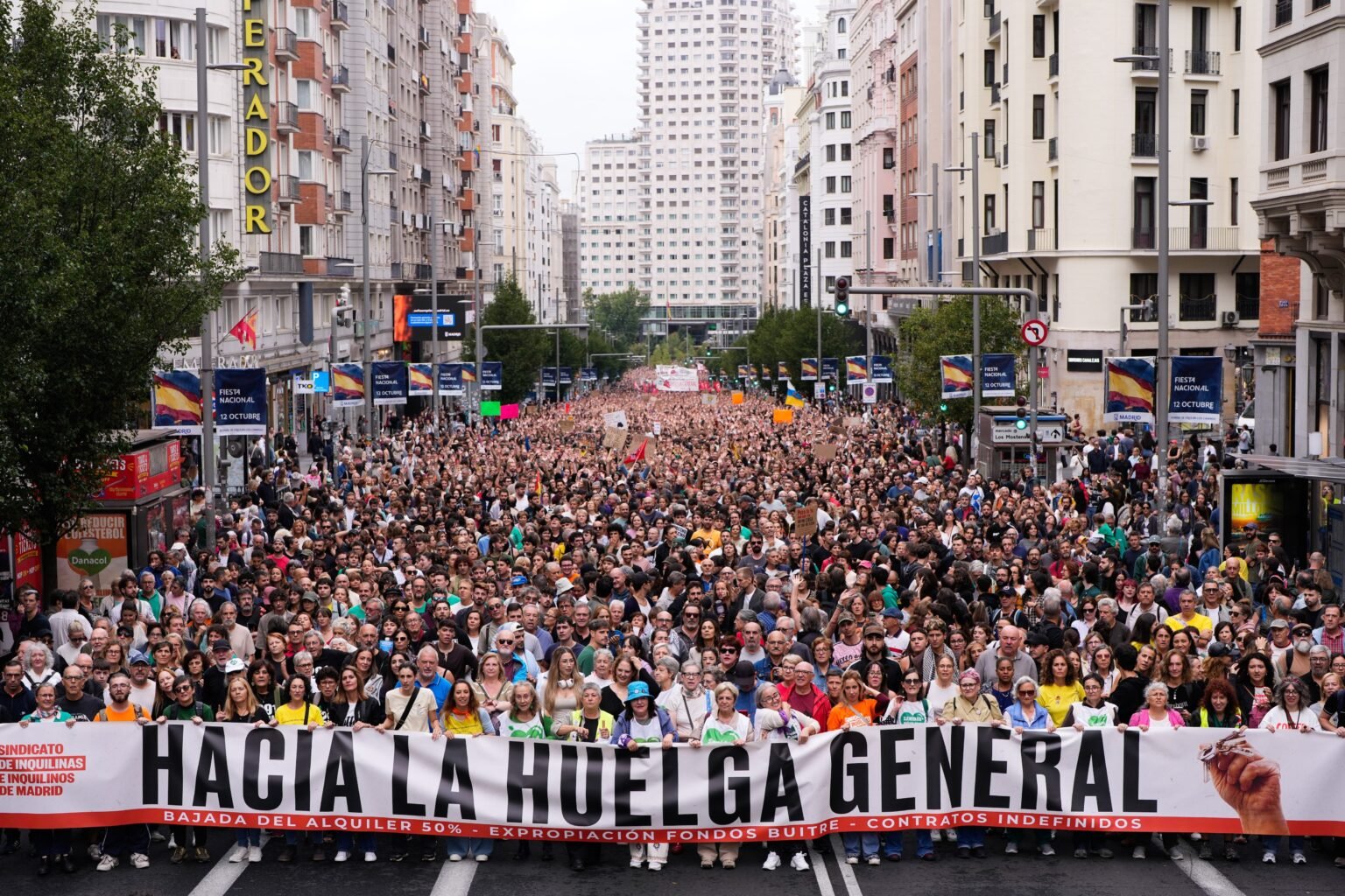 Decenas de miles de personas se manifiestan por la vivienda en Madrid en medio de la incertidumbre electoral