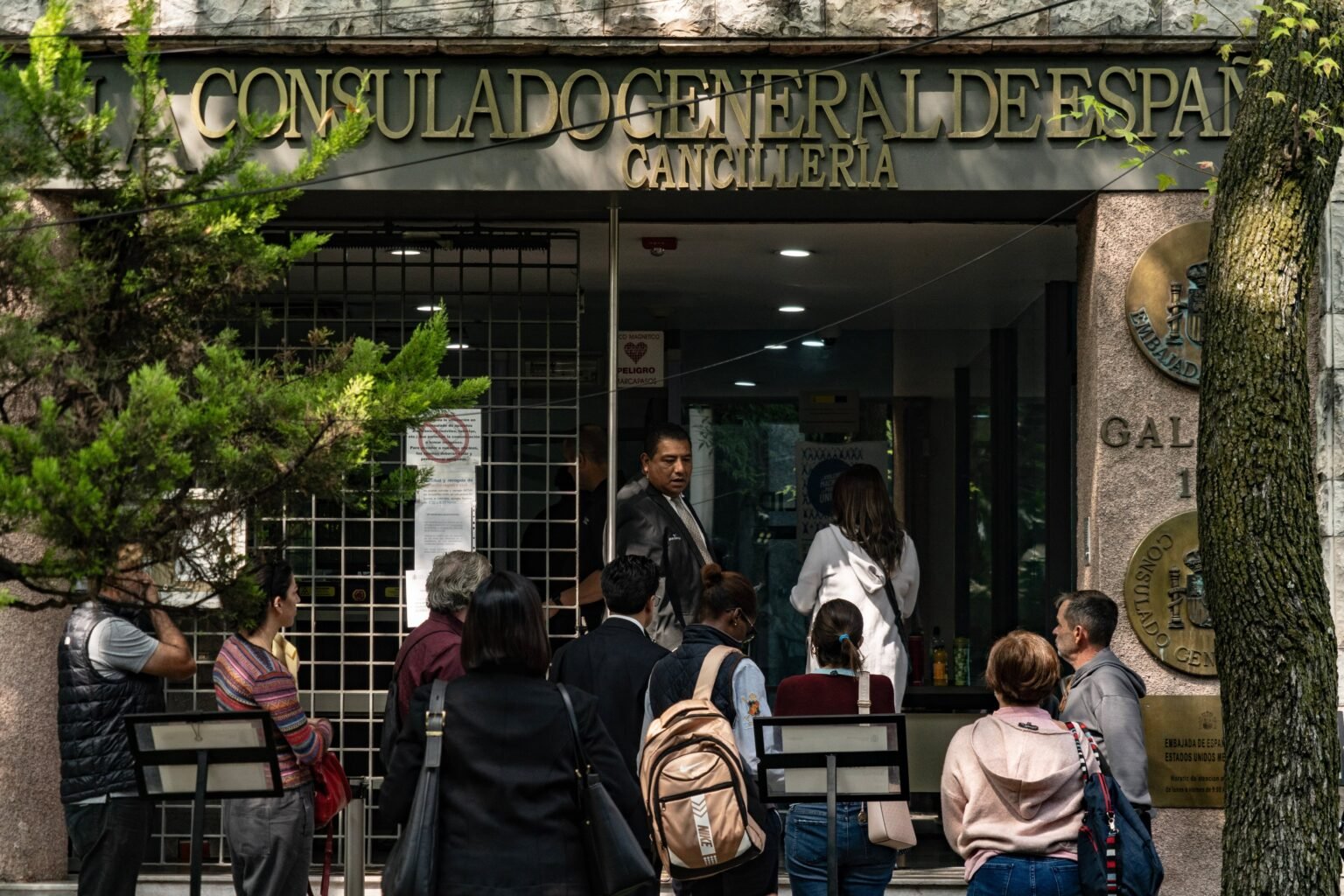 Cinco días frenéticos en los consulados para cumplir el ultimátum del Supremo: “Es como reparar un avión en pleno vuelo”